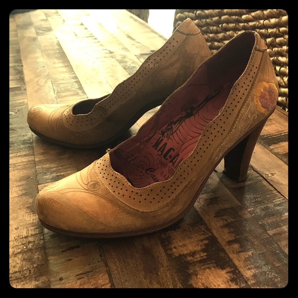 Italian leather heels embroidered sz4.5 Like new